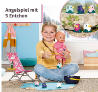 BABY born 832790 Weekend Fischen - Puppenzubehör Angel-Set mit bunt bedruckten Liegestuhl mit Ablagetischchen, Flasche, Korb, Enten und Angel sowie pinkem Longshirt, Pink