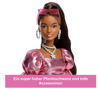 Barbie Deluxe Style-Puppe #6 mit korallfarbenem Metallic-Kleid und ballonförmigem Saum, schwarzhaarigem Pferdeschwanz und verschiedenen Accessoires wie Sonnenbrille, Schmuck und Handtasche, JFP41