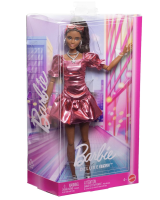 Barbie Deluxe Style-Puppe #6 mit korallfarbenem Metallic-Kleid und ballonförmigem Saum, schwarzhaarigem Pferdeschwanz und verschiedenen Accessoires wie Sonnenbrille, Schmuck und Handtasche, JFP41