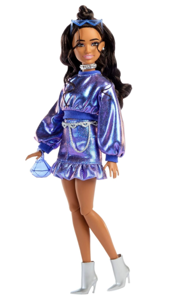 Barbie Deluxe Style-Puppe #7 mit blauem Metallic-Top und Rock, welligen braunen Haaren und Accessoires wie Silberschmuck, Kristall-Handtasche und Sonnenbrille, JFP42